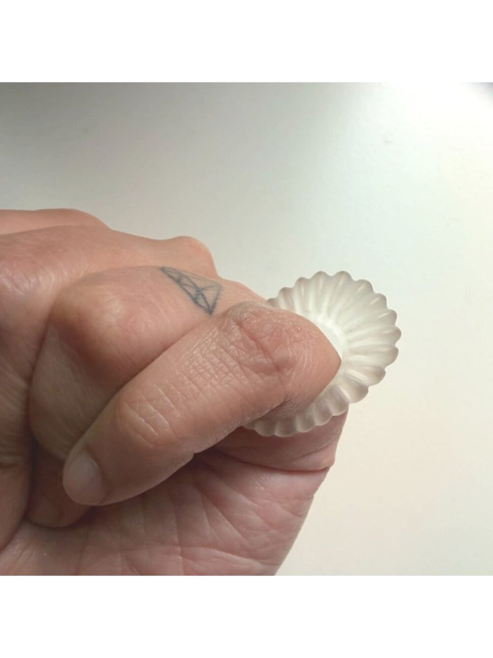 Frosted Glass or Stone Scalloped Oval Ring Size 5 - Picture 5 of 5